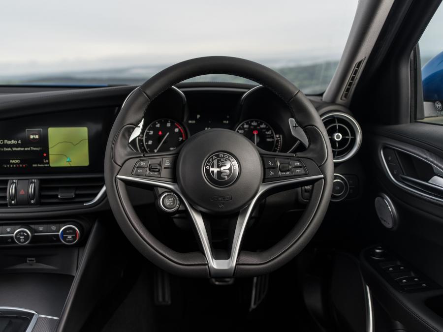Панель приборов Alfa Romeo Giulia Veloce (952) 2017 года  (UK) (фото 12 из 24)
